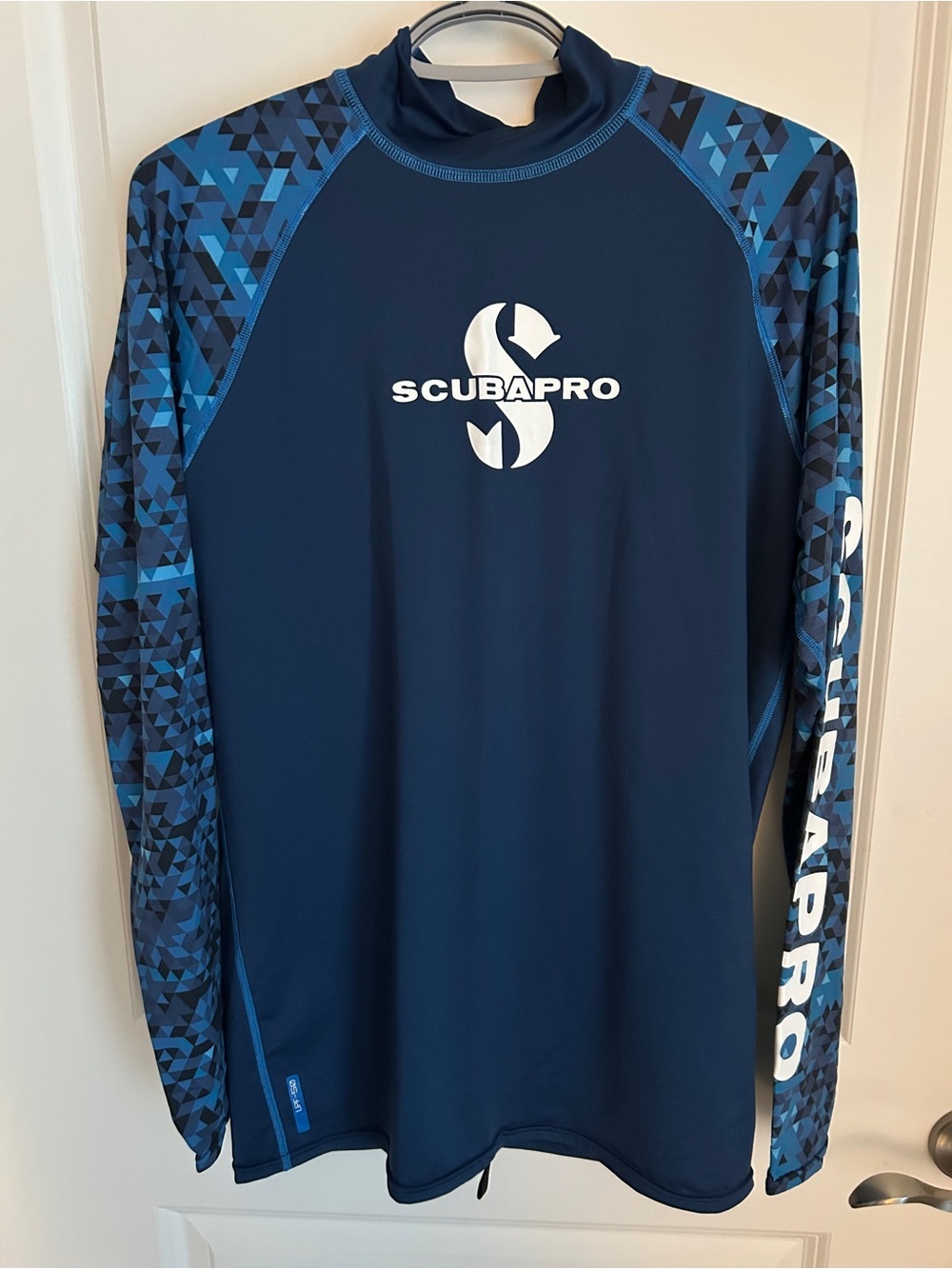 Scuba pro Men’s Navy Long-Sleeve Swim Rash Guard with Blue Patterned Sleeves